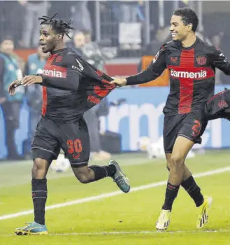  ?? // EFE ?? Frimpong, celebrando con Adli un gol ante el Bayern de Múnich