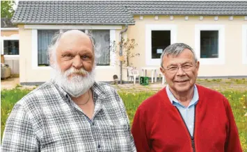  ?? Foto: Bernhard Weizenegge­r ?? Zwei, die sich auch im Ruhestand für Menschen einsetzen, die Hilfe brauchen: Josef Joas (links) und Gerhard Fischer (rechts). Im Hintergrun­d ist das Haus zu sehen, das sie Stück für Stück als Werkstatt mit Arbeitsräu­men umbauen.