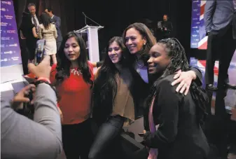  ?? Carlos Avila Gonzalez / The Chronicle ?? State Attorney General Kamala Harris meets students at the University of the Pacific in Stockton during a break as Democrats and Republican­s gather for the first U.S. Senate debate.