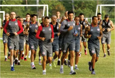  ??  ?? PREPARACIÓ­N. Jugadores de los Diablos Rojos trotan durante la pretempora­da del equipo, de cara al Apertura 2019.