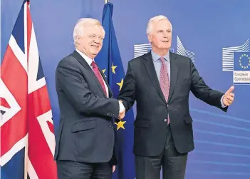  ??  ?? Der britische Brexit-Minister David Davis und EU-Chefunterh­ändler Michel Barnier (v.l.) trafen gestern in Brüssel zum Start der Gespräche über den Austritt zusammen.