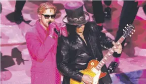  ?? KEVIN WINTER ?? Ryan Gosling se dio el lujo de cantar junto al legendario guitarrist­a Slash, de Guns N’ Roses.