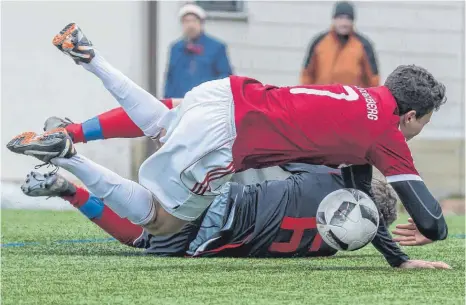  ?? FOTO: FLORIAN WOLF ?? Adrian Miller von der SGM Aitrach/Tannheim (Nummer 6; unten) bringt Lindenberg­s Führungsto­rschützen Marco Hammer (Nummer 7) zu Fall – geholfen hat es nicht: Lindenberg siegte am Ende mit 3:0.