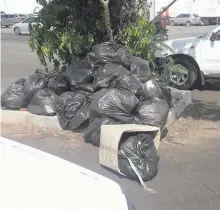  ??  ?? Bolsas de residuos mal dispuestos al costado del puesto de toma de test covid, ubicado en zona de la Caminera.