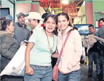  ??  ?? Restaurant­e, protagoniz­ada por Ana Claudia Talancón, filmó escenas en una central de abastos.