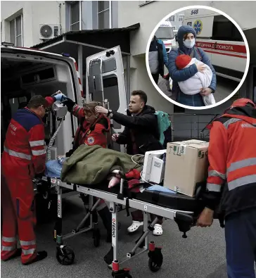  ?? PHOTOS AFP ?? Des paramédics installent un enfant à bord d’une ambulance après avoir reçu l’ordre d’évacuer un hôpital pour enfant. En mortaise, une femme quitte d’urgence l’hôpital avec son bébé dans ses bras.