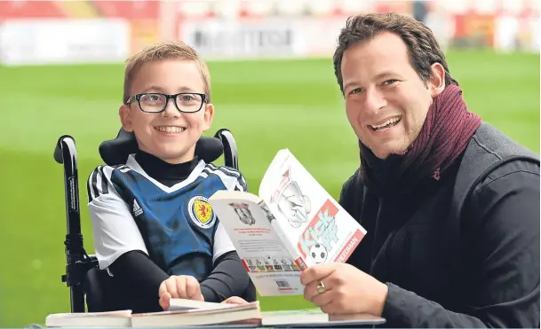  ?? Photograph by Kami Thomson ?? BIG DAY: Finlay Sangster meets author Dan Freedman at Pittodrie Stadium.