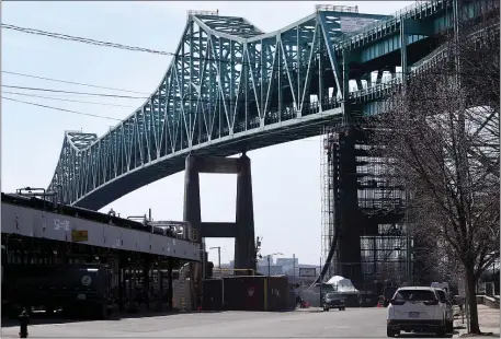  ?? NANCY LANE — BOSTON HERALD ?? The Tobin Bridge hovers over Chelsea and is now raining down toxic lead paint chips.
