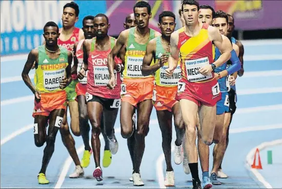  ?? FACUNDO ARRIZABALA­GA / EFE ?? Adel Mechaal tira del grupo mientras los tres etíopes, Barega, Kejelcha y Gebrhiwet, van remontando posiciones