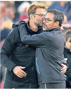  ?? FOTO: DPA ?? Treffen in der Premier League: Huddlesfie­lds Trainer David Wagner (r.) gratuliert Jürgen Klopp zu dessen 3:0-Sieg mit dem FC Liverpool.