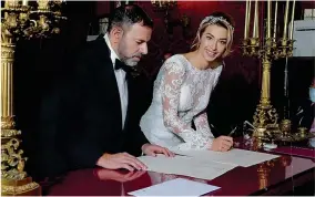  ??  ?? Ex lanciatric­e Silvia Salis, 35 anni, con Fausto Brizzi, 52, nel giorno del matrimonio A destra, l’atleta in gara