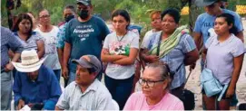  ?? ?? ESPERA.
Familiares de los mineros atrapados, en el campamento que instalaron.