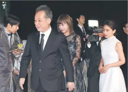  ?? — Gambar AFP ?? ACARA PEMBUKAAN: Takahisa Zeze (kiri, depan), pengarah ‘The Lowlife’, tiba bersama pengarang asal Mana Sakura dan aktres Ayano Moriguchi di acara pembukaan festival filem Tokyo yang ke-30 di Tokyo pada 25 Oktober lepas.