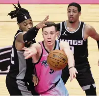  ?? AL DIAZ adiaz@miamiheral­d.com ?? Duncan Robinson is averaging 12.5 points while making 3.3 threes on 8.2 three-point attempts per game for a percentage of 39.9.