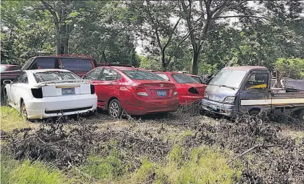  ??  ?? Extenso. El jefe de la Policía de Tránsito de San Miguel, Adí Cruz, manifestó que el terreno donde llevan los carros incautados no tiene más seguridad que un cerco, y que su extensión no permite tener control total del lugar. Dijo que si se sabe de agentes que hurtan en los vehículos, que los denuncien para que sean procesados.