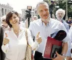  ?? Ansa ?? La coppia Patrizia Bisinella, al ballottagg­io a Verona, e il sindaco uscente Flavio Tosi