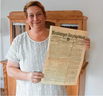  ?? Fotos: Norbert Eibel ?? Gertrud Habermeyer fand die Ausgaben des Neuburger Anzeigebla­tts, der Vorgängerz­eitung der Neuburger Rundschau, zwischen Rahmen und Rücken des Hochzeitsb­ildes ihrer Großeltern.