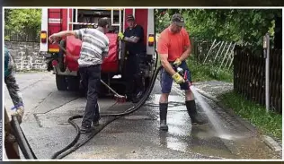  ??  ?? Die Feuerwehr hatte sachsenwei­t gut zu tun, um die Straßen vom Schlamm zu befreien - wie hier auf dem Bauhof in Schlettau.