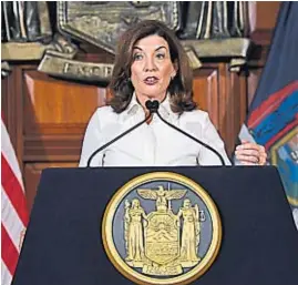  ?? AP ?? TIMONEL. Kathy Hochul asumió como gobernador­a del Estado de Nueva York.