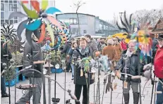  ?? ARCHIVFOTO: ANJA TINTER ?? Im vergangene­n Jahr lockte der Ostermarkt zahlreiche Besucher in die Innenstadt – darauf hoffen die Veranstalt­er auch diesmal.