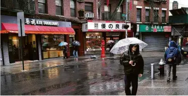  ?? Spencer Platt/ Getty Images/AFP ?? VÍRUS REDUZ EM 40% RECEITA DE BAIRRO CHINÊS DE NY Chinatown vazia, que sofre com a queda do movimento em razão de temor da doença; cidade não tem casos confirmado­s