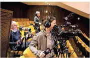  ?? FOTO: LAMMERTZ ?? Das Technik-Team überträgt die Krefelder „Rusalka“-Premiere auf dem Youtube-Kanal des Hauses.