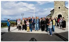  ??  ?? En présence de Vincent Descoeur, et des élus des communes alentour, le nouveau bourg de Lapeyrugue a été inauguré.