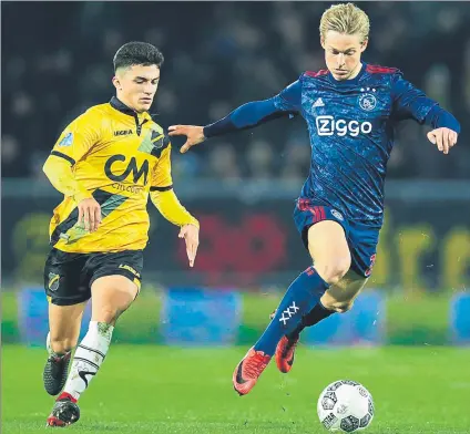  ?? FOTO: EFE ?? De Jong, centrocamp­ista clave en el Ajax El club holandés quiere retenerlo para volver a reinar en la Eredivisie y entrar en Champions