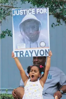  ??  ?? UNA NIÑA de Sandford (Florida) se unió al reclamo de justicia para el joven Trayvon Martin, mientras se juzga a quien le disparó.