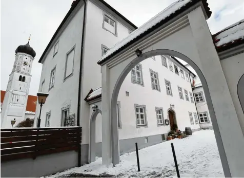  ??  ?? Bis 1957 waren das Untermeiti­nger Schloss und die Kirche Sankt Stephan (links) über einen Steg miteinande­r verbunden.