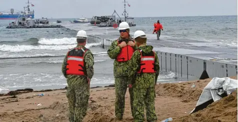  ?? Foto: Jung Yeon Je, afp ?? Vorbereitu­ng für den Ernstfall: Amerikanis­che Sicherheit­skräfte beteiligen sich an einer Übung an der südkoreani­schen Küste nahe der Stadt Pohang, 260 Kilometer südlich von Seoul. Anders als diese Küstenregi­on liegt die Hauptstadt nur 50 Kilometer von...