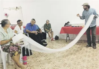  ??  ?? Algunos participan­tes compararon el taller con los que ofrecía, en los años 50, la antigua División de Educación a la Comunidad, conocida como la Divedco.