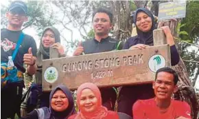  ?? (Foto Nor Amalina Alias/bh) ?? Penulis (bawah, kiri) bersama peserta Program Pemantapan Fizikal dan Taktikal di Gunung Stong, Kelantan, baru-baru ini.