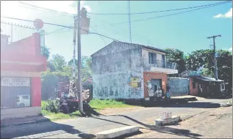  ??  ?? Funcionari­os de la ANDE, en plena tarea para restablece­r el servicio.