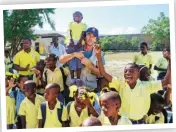  ??  ?? Qui sopra, Alessio Boni durante un recente viaggio ad Haiti come ambasciato­re dell’Unicef. In alto, con Stefania Rocca nella serie tv Di padre in figlia e nello spettacolo teatrale I duellanti che l’attore ha portato in tournée negli ultimi due anni,...