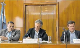  ??  ?? Acuerdo. Francisco Cabrera, Ministro de Producción, junto a Jorge Triaca, Ministro de Trabajo, y Martín Etchegoyen, Secretario de Industria, en la firma del acuerdo.