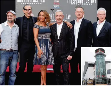  ??  ?? Premiere Actors John Storey, Jeff Goldblum, Vivica A. Fox, director Roland Emmerich, actors Bill Pullman and Brent Spiner attend the premiere of 20th Century Fox’s “Independen­ce Day: Resurgence” at TCL Chinese Theatre on June 20, 2016, in Hollywood,...