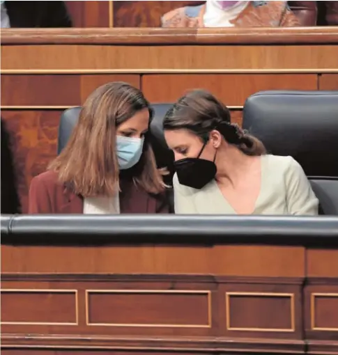  ?? // JAIME GARCÍA ?? Las ministras de Derechos Sociales, Ione Belarra, y de Igualdad, Irene Montero (dcha.), ayer en el Congreso