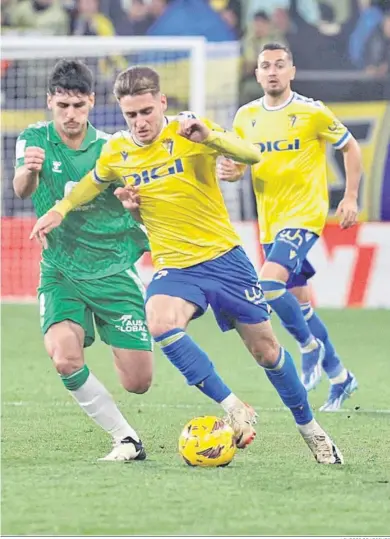  ?? LOURDES DE VICENTE ?? Robert Navarro con el balón en el partido contra el Betis.