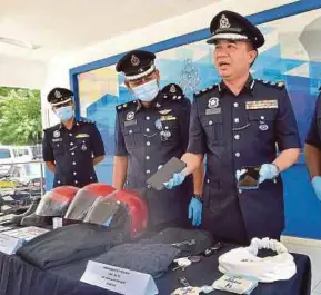  ?? (Foto Faiz Anuar/bh) ?? Hoong Fong menunjukka­n barang kes pada sidang media di IPD Klang Selatan, Klang, semalam.