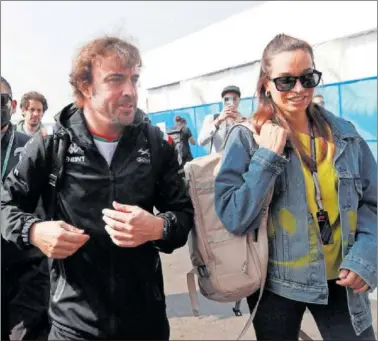  ?? ?? Fernando Alonso llega al Autódromo Hermanos Rodríguez en compañía de su pareja, Andrea Schlager.