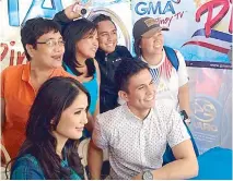  ??  ?? Heart Evangelist­a (seated, left) and Tom Rodriguez at the GMA booth for the Philippine Independen­ce Day Celebratio­n on Madison Ave. in New York City