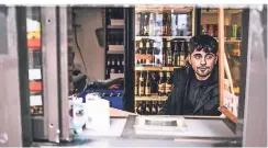  ??  ?? Doghkan Tarhan arbeitet in einem Kiosk auf dem Berliner Platz in Wuppertal. „Die meisten hier glauben nicht an Corona“, sagt er.