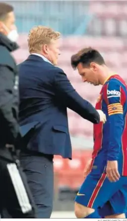  ?? ALEJANDRO GARCÍA / EFE ?? Koeman trata de saludar a Messi a la conclsión del encuentro.