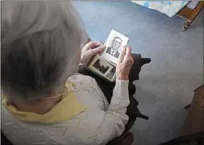  ??  ?? Environ 225 000 nouveaux cas d’Alzheimer sont recensés par an en France.