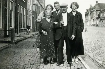  ?? (Courtesy of the Annehuis ter Harlingen) ?? THE BOAS-PAIS family, who perished in the Holocaust, in front of their home in the Frisian city of Harlingen, the Netherland­s, before World War II.