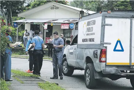  ?? FOTO: JAVIER ROSALES ?? comisario Leonel Meléndez, es dejar establecid­o en La Ceiba una unidad de registro balístico. agentes investigad­ores en La Ceiba. Se habla de trecientos casos por cada agente. vicealcald­e Ángel Salinas, los empresario­s Marcos Tróchez y Julio Alemán,...