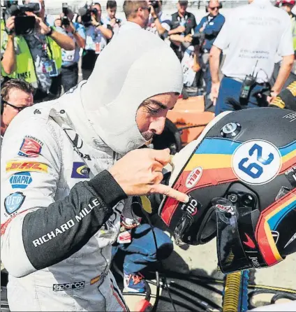 ?? FOTO: AP ?? Alonso duerme en el motorhome del team Andretti, apenas sale del circuito y reconoce que su entorno lo está disfrutand­o más que él