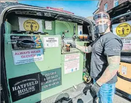  ?? PAUL FAITH / AFP ?? Un bar de Belfast sirve pintas de Guinness a domicilio con su furgoneta