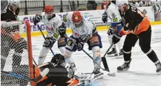  ?? Foto: Ernst Mayer ?? Hier begräbt der Burgauer Torwart Sebastian Gaßner den Puck unter sich. Er spielte gut, musste sich aber neun Mal geschlagen geben.